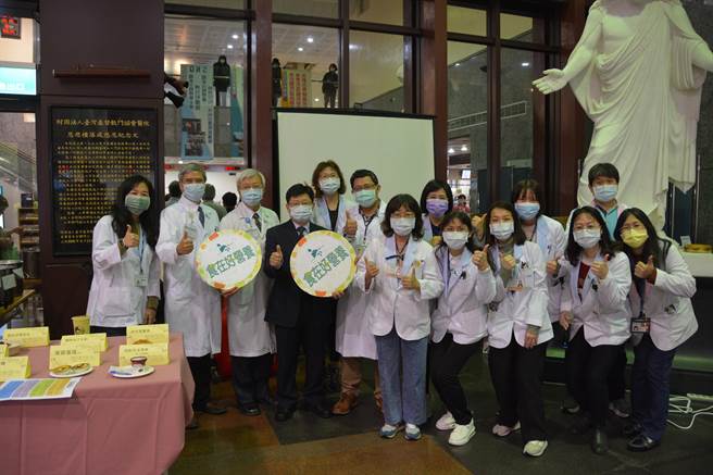 花莲门诺医院昨响应222营养师节，在院内举办「吃出好癌力」活动，由营养科团队在现场提供民眾谘询，并让癌友品嚐特调的营养品。（花莲门诺医院提供／罗亦晽花莲传真）