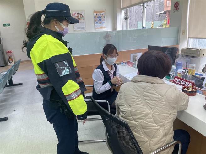 台中商业银行后里分行机警通报，员警即时到场协助，成功阻诈保住杨女血汗钱。(警方提供)