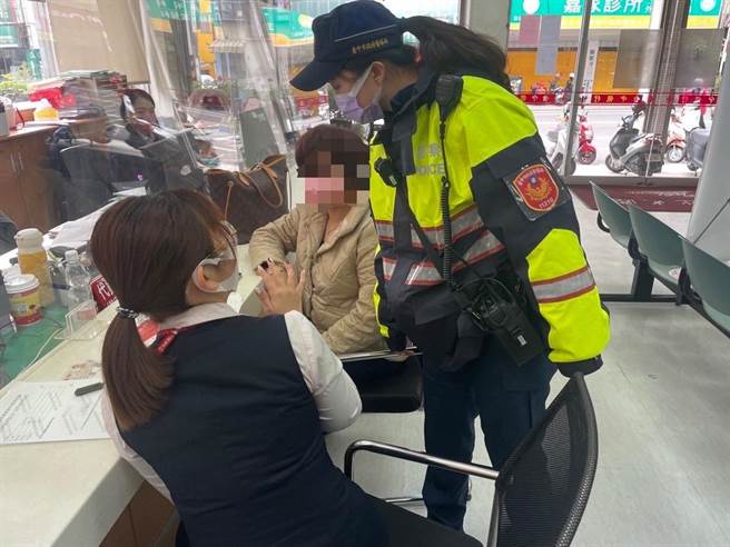 台中商业银行后里分行机警通报，员警即时到场协助，成功阻诈保住杨女血汗钱。(警方提供)