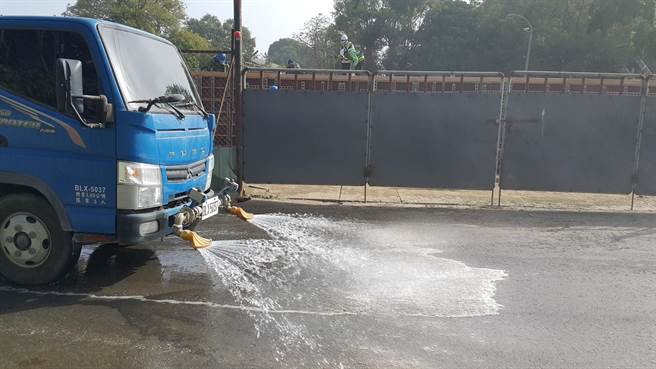 台南市今天空品持续不佳，环保局针对人口密集区域加强洗街。（台南市环保局提供／曹婷婷台南传真）