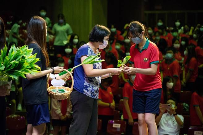 文藻外语大学办理专科部新生祈福礼，由导师赠与新生幸运竹与学长姊祝福小卡，期盼新生如同竹子般节节成长。（教育部提供／林志成台北传真）