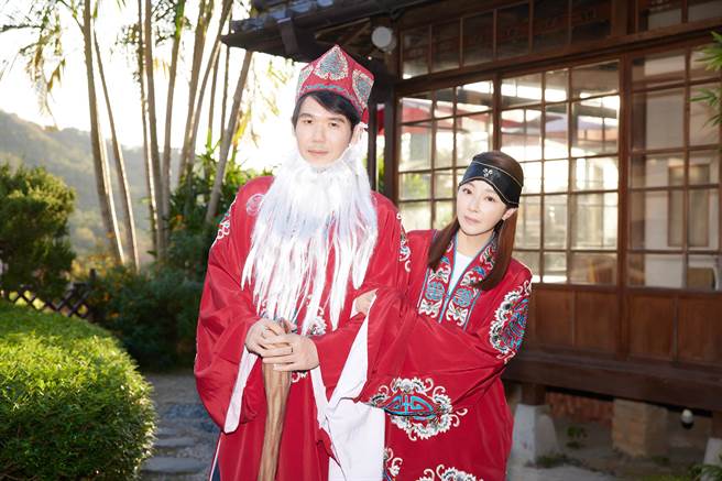 薛博仁与陈怡蓉扮成土地公、土地婆在春酒现场迎宾。（圣缇雅提供）