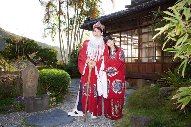 薛博仁与陈怡蓉扮成土地公、土地婆在春酒现场迎宾。（圣缇雅提供）