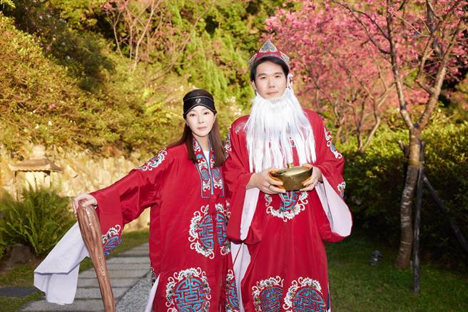 薛博仁与陈怡蓉扮成土地公、土地婆在春酒现场迎宾。（圣缇雅提供）