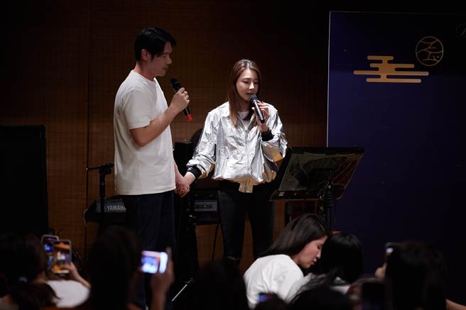 薛博仁与陈怡蓉牵手合唱。（圣缇雅提供）