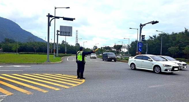 228连假期间，花莲警方将依苏花改中仁及仁水隧道智慧型科技监控设备，掌握进出县境车潮及车速，公路总局则启动「号志调控及截流（慢进快出）措施」，视重要路段北上车流状况，调整沿线号志周期，避免车流持续走停影响整体交通。（花莲县警局提供／罗亦晽花莲传真）