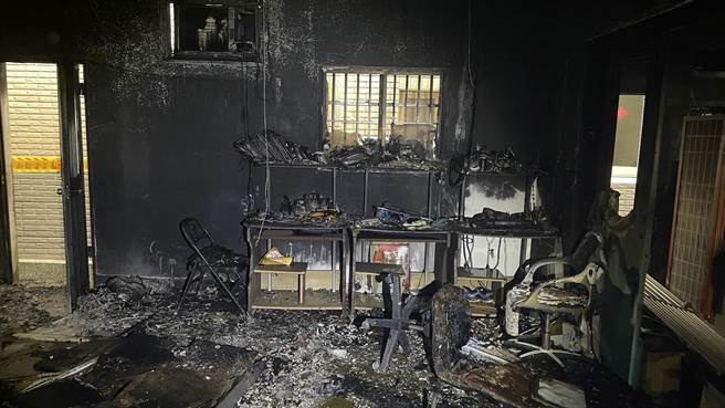 烈嶼鄉后頭一處民宅發生火災，燒燬客廳及居室房間家俱物品。（金門消防局提供）