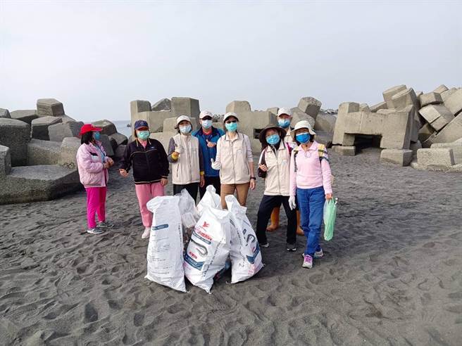 高市府环保局持续推广净滩活动，目前已开放6个海岸线段净滩认养，并于2022年在旗津地区设立「净滩合作社」和「诚实净滩工具借用区」。（高市府环保局提供／洪浩轩高雄传真）