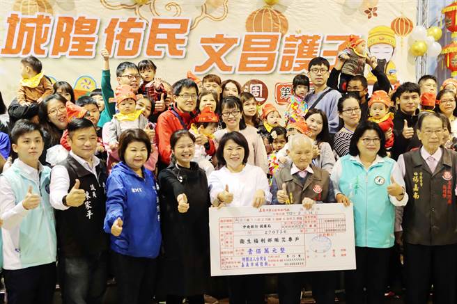 「城隍佑民，文昌护子」公益古礼抓周活动今迈入第5届，今嘉邑城隍庙宣布，要把宝宝和城隍爷的爱传递到国外，将捐100万元到土耳其。（吕妍庭摄）