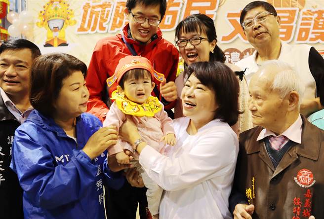 嘉义市长黄敏惠、市议员张秀华与宝宝亲切互动，宝宝真实反应让眾人笑开了。（吕妍庭摄）