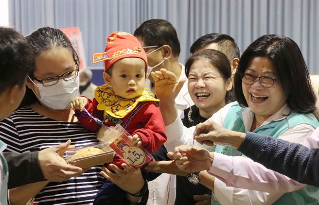 立委王美惠等人代表送宝宝保平安小礼物。（吕妍庭摄）