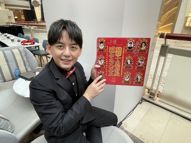 黃子佼喜愛收藏絕版唱片作品。（圖/中時 林淑娟）