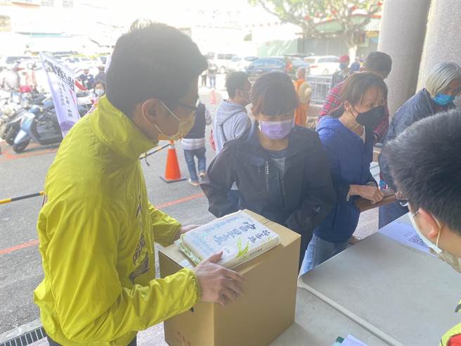 市议员周永鸿今天与国际狮子会300C1区台中市中区狮子会等，在潭子区潭水亭共同举办「关怀物资发放活动」，如及时雨关怀地方弱势民眾。（周永鸿服务处提供／陈世宗台中传真）