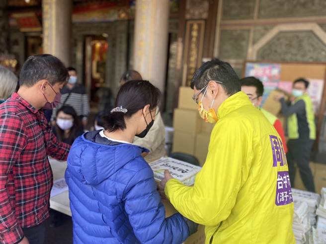 市议员周永鸿今天与国际狮子会300C1区台中市中区狮子会等，在潭子区潭水亭共同举办「关怀物资发放活动」，如及时雨关怀地方弱势民眾。（周永鸿服务处提供／陈世宗台中传真）