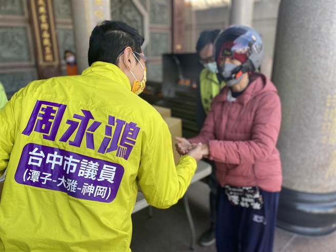 市议员周永鸿今天与国际狮子会300C1区台中市中区狮子会等，在潭子区潭水亭共同举办「关怀物资发放活动」，如及时雨关怀地方弱势民眾。（周永鸿服务处提供／陈世宗台中传真）