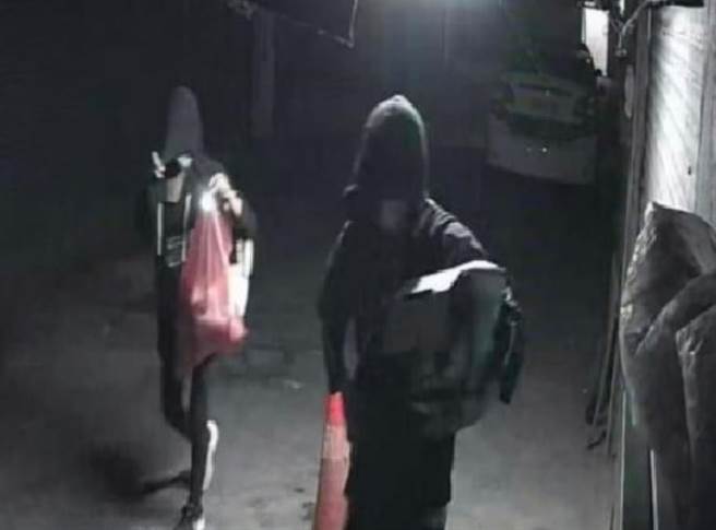 鴛鴦竊賊利用白沙屯媽祖進香期打破車窗行竊、偷香油錢，雲林縣北港警方徹夜埋伏逮人。（民眾提供／張朝欣雲林傳真）