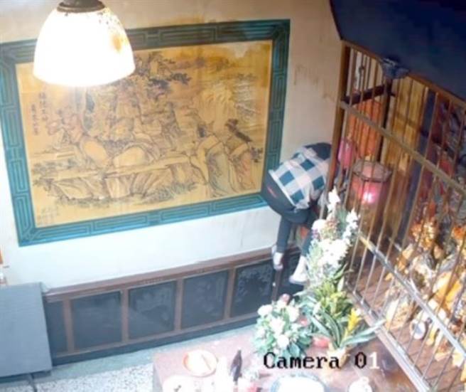鴛鴦竊賊在雲林縣北港鎮各宮廟行竊香油錢，連供品也不放過。（民眾提供／張朝欣雲林傳真）