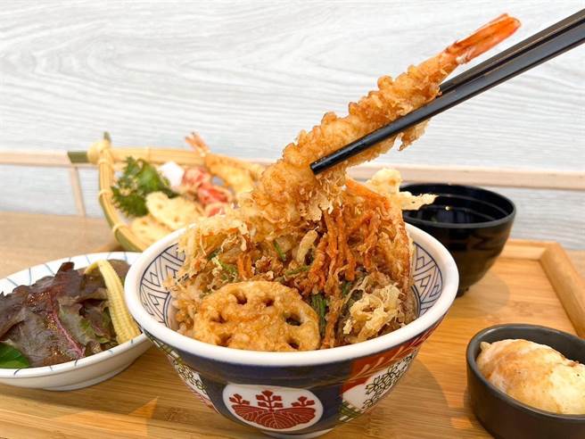 水蓮野菜天婦羅首次登場，蓬鬆野菜餅份量十足、口感爽脆。（金子半之助提供）