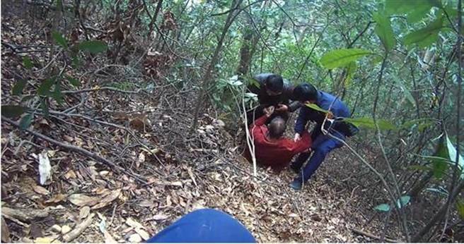 张姓老翁独自爬山健走，跌落山谷，员警搜寻发现，联繫消防队，以人工担架救出，抢回一命。（员林警分局提供／吴敏菁彰化传真）