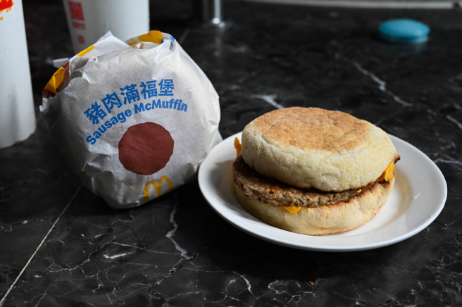 一名网友今早到麦当劳买早餐，发现多达7个含蛋品项无法贩售。（图／示意图，达志影像）