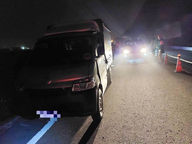 白沙屯媽祖2名香燈腳，今天清晨遭小貨車擦撞掉落路旁的水溝中。(民眾提供)