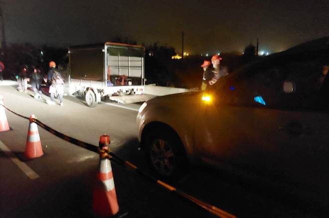 白沙屯媽祖2名香燈腳，今天清晨遭小貨車擦撞掉落路旁的水溝中。(民眾提供)