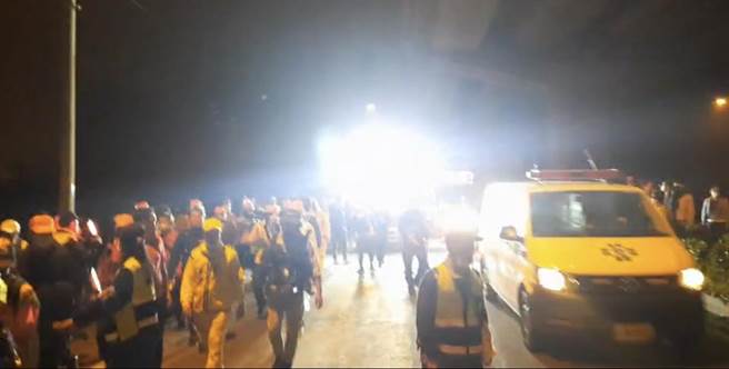 粉紅超跑如急行軍加快步伐北上，聽到救護車急駛而至，兩度立馬讓道給救護車先行。(民眾提供)