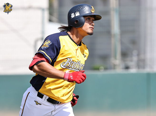 中信兄弟张志豪在黄白队内赛镇守一垒并开轰。（中信兄弟提供）