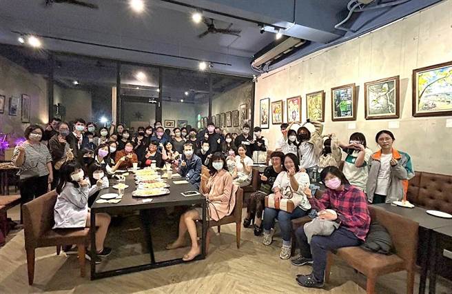 寿山国中与盐埕区知名网美店「左咖啡」合作、举办《遗珠故事》诗画展。（高市教育局提供／袁庭尧高雄传真）