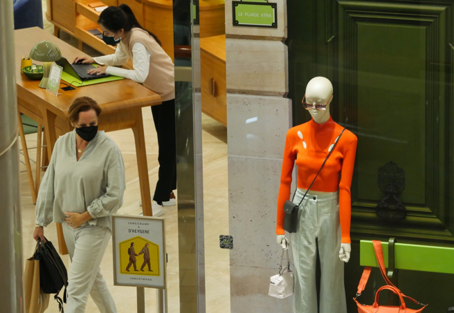 室内口罩令松绑，指挥中心发言人罗一钧表示，不排除本土会有一波上升。（图／示意图，记者陈俊吉摄影）