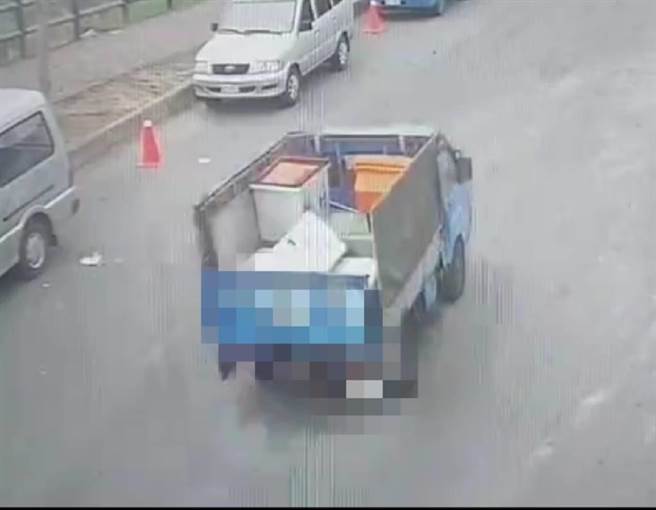 警方調閱監視器追查，發現14日下午1輛載著魚貨的藍色自小貨車經過附近，涉有嫌疑，立即通知車主49歲陳男到案說明。（民眾提供／潘虹恩台中傳真）