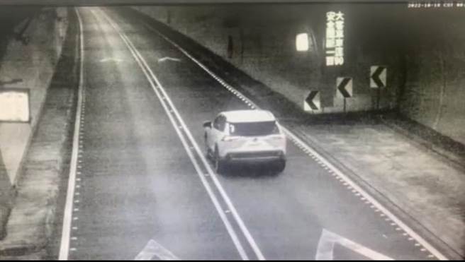 国道公路警局第九队头城分队表示，该车辆依法处3000元至6000元罚锾，亦为科技执法上路首张最低速限的罚单。（民眾提供／吴佩蓉宜兰传真）