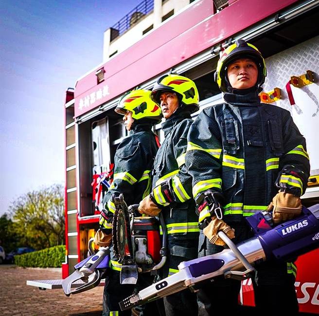 潘政琮捐贈百萬元給苗栗縣消防局採購16套高級消防裝備。（苗栗縣消防局提供／李京昇苗栗傳真）