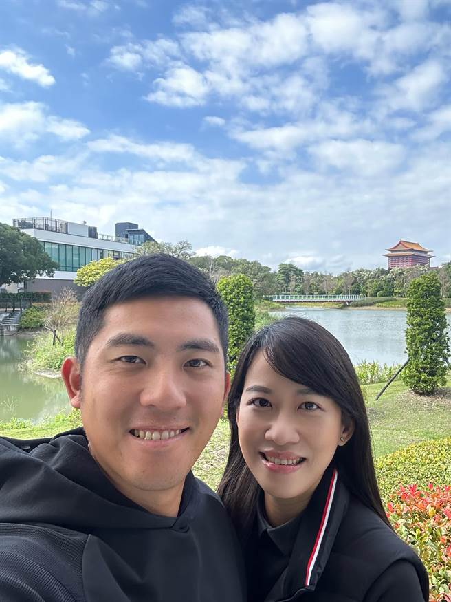 高爾夫好手「潘帥」潘政琮（左）捐出奧運獎金回饋家鄉。（摘自潘政琮臉書／李京昇苗栗傳真）