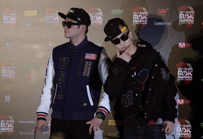崔子（左）为韩国嘻哈团体Dynamic Duo成员。（图/路透社）