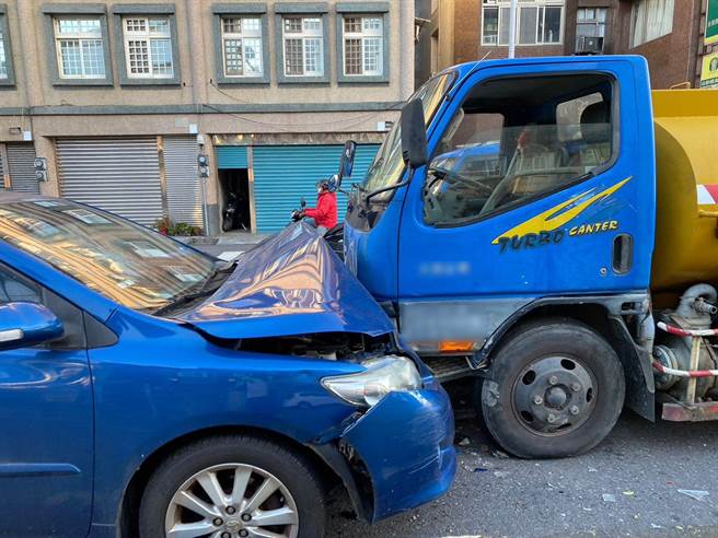 宜蘭縣頭城鎮青雲路2段與三和路口今（19日）上午7時許，發生一起交通事故。（宜蘭縣警察局礁溪分局提供／吳佩蓉宜蘭傳真）