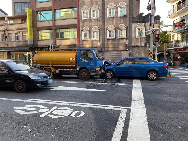 82歲黃姓老翁駕駛自小客車，疑似腳麻踩著油門無法移動，衝至對向車道，與正在停等紅綠燈的自小客貨車對撞。（宜蘭縣警察局礁溪分局提供／吳佩蓉宜蘭傳真）