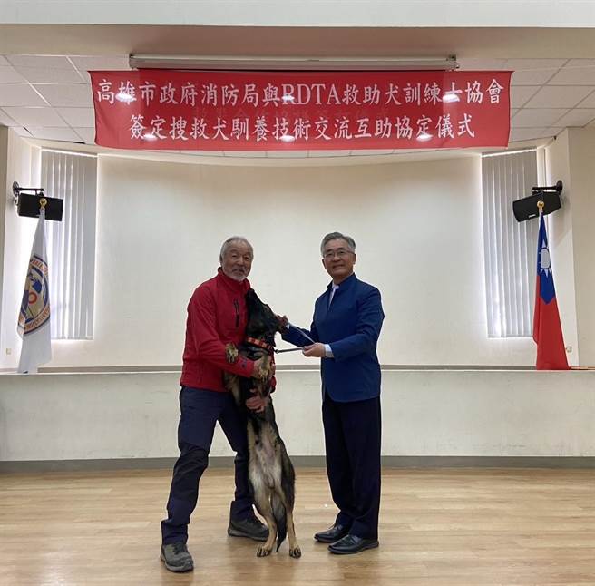 日本救助犬训练士协会理事长村濑英博续12年情缘，赠送高雄市消防局一只年轻优秀德国牧羊犬「LONO」，盼彼此间深厚的情谊延续下去。（高雄市消防局提供／崔正纲高雄传真）