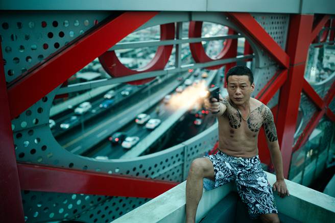 李康生在天台开枪的剧照，成为《SCREEN》系列报导的主照。（禾力文创提供）