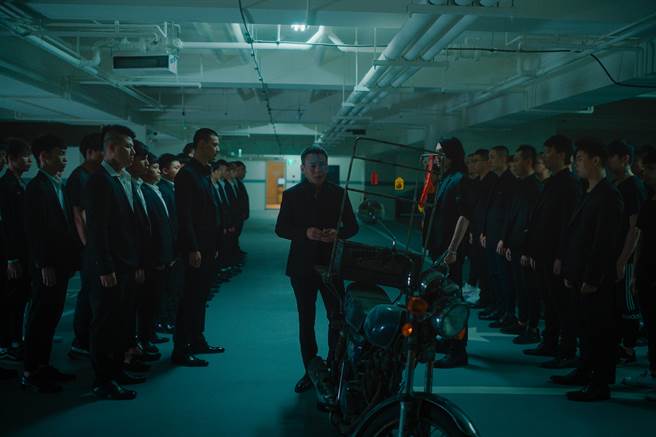 李康生（中）的演技为电影带来更细腻的艺术感。（禾力文创提供）