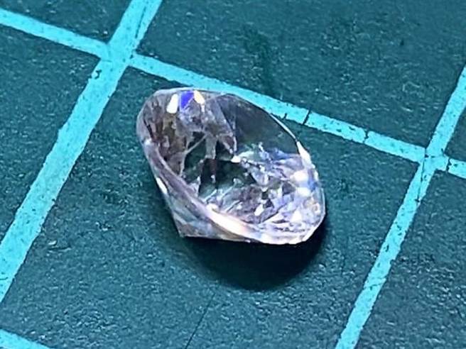高雄市凤山区吕姓民眾在马路上捡到一颗0.5克拉的钻石，19日已送交凤岗派出所。（高市凤山分局提供／袁庭尧高雄传真）
