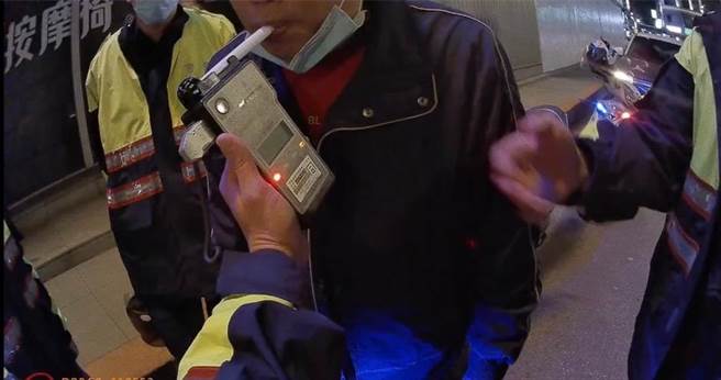 基隆市男子日前行经路口未礼让行人，遭警方拦检，还顺便查出酒驾，遭以涉犯公共危险罪移送法办。（基隆市警察局提供／张志康基隆传真）