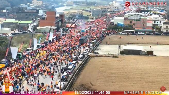 不少信眾出动吊车悬挂鞭炮来迎接妈组队伍。（摘自白沙屯妈祖婆网站直播／李京升苗栗传真）