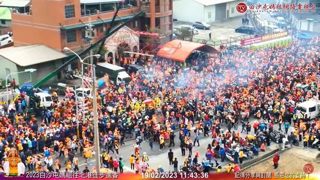 人潮、车潮把台1线挤得水泄不通。（摘自白沙屯妈祖婆网站直播／李京升苗栗传真）