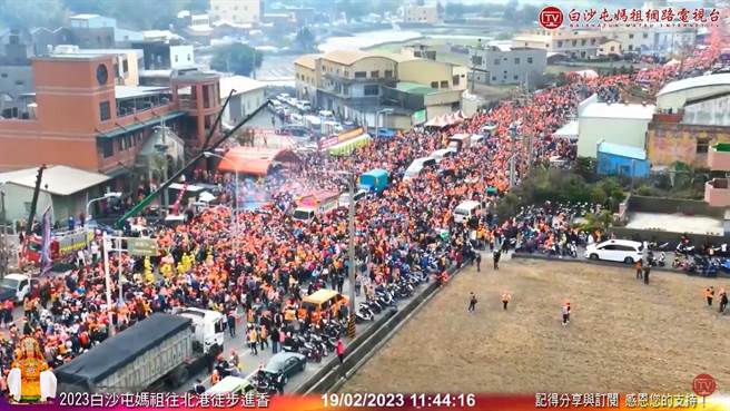 人潮、车潮绵延数公里。（摘自白沙屯妈祖婆网站直播／李京升苗栗传真）