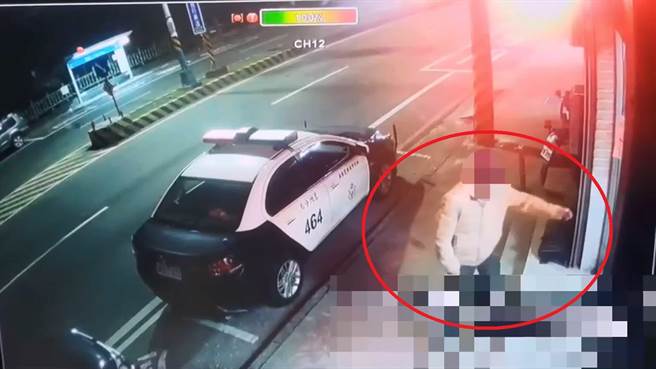 黃男(紅框處)先是打電話報警稱自己遭綁架，最後又醉醺醺的自行到派出所求救，自己遭綁。(黃敬文翻攝)