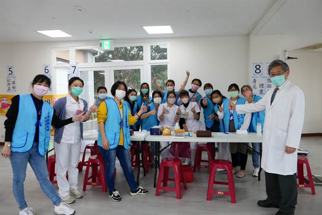 云林县北港妈祖医院医疗团队到元长乡义诊守护长者健康，携手地方打造失智据点。（妈祖医院提供／张朝欣云林传真）