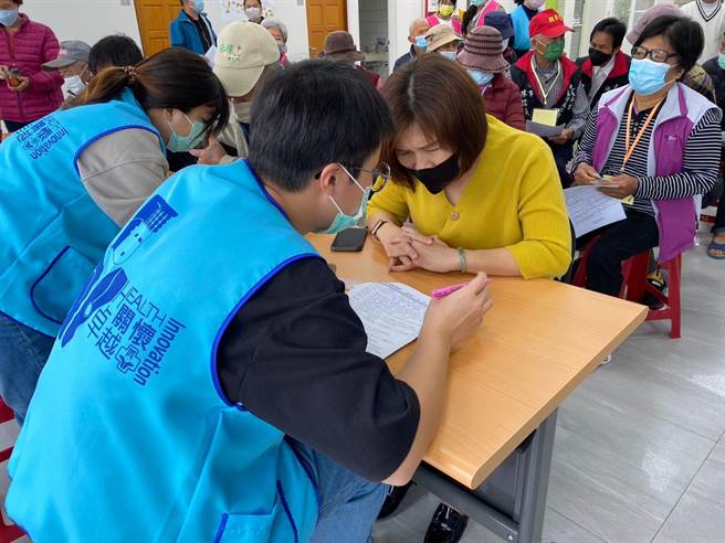 云林县北港妈祖医院元长乡义诊活动，推动「青银共融」提供长者最完善的日照服务。（妈祖医院提供／张朝欣云林传真）