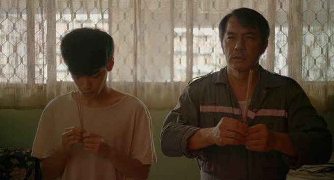 陈嘉良（左）第一次挑大梁演戏就与戴立忍有许多精彩对戏。（飞望影像、AKANGA FILM ASIA提供）