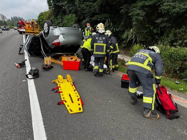 国3土城往中和路段自小客翻覆，驾驶救出送医。（民眾提供）